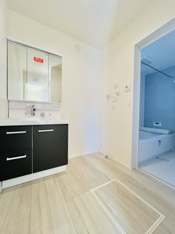 高崎市江木町の独立洗面台|洗濯機や収納棚を設置してもゆとりのある洗面脱衣所◎