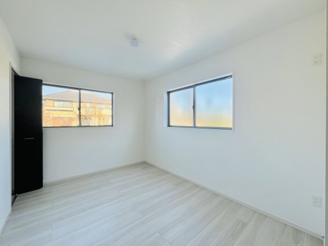 高崎市矢中町の洋室|リビングに隣接する6帖洋室◎