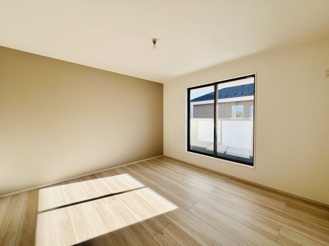 高崎市矢中町の洋室|8帖の主寝室は、大きいベッドを設置してもゆとりのある空間♪
WIC付き