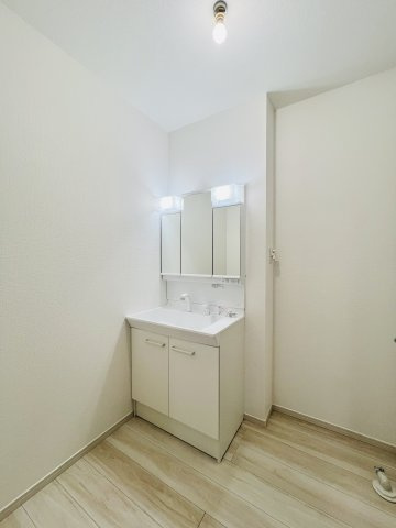 高崎市矢中町の独立洗面台|洗濯機や収納棚を設置してもゆとりのある空間♪