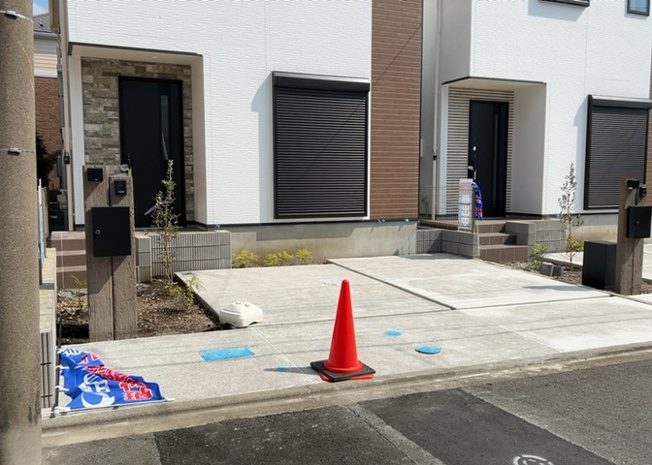 【前面道路含む現地写真】 | 住宅用の土地では前面道路に2m以上接していなければならないと法律で定められています。しかし、お持ちの車のサイズやライフスタイルなどにより、2mでは利便が悪い場合もございますので、事前に確認しましょう。