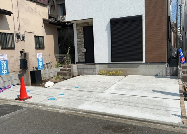 【前面道路含む現地写真】 | お持ちの車種によっては前面道路が広い方が便利でしょう。しかし、前面道路が広ければその分交通量が多くなるため、騒音などが気になる場合があります。実際に現地を見学し、周辺交通量や騒音などを確認しましょう！