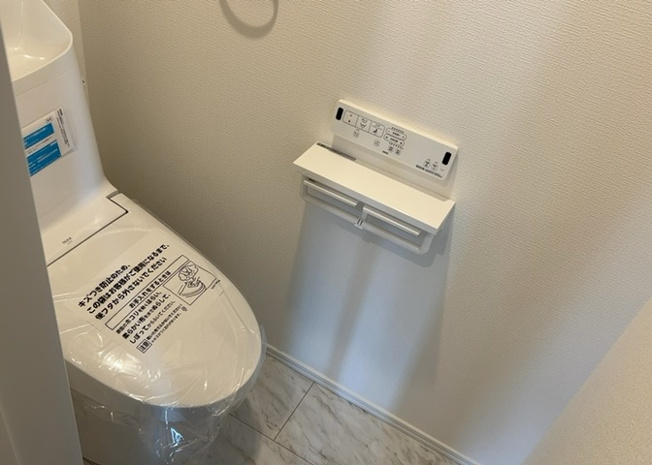 【トイレ】 | トイレは大きさや形、機能、抗菌性などが異なる多種多彩なタイプが各メーカーから出ています。それぞれに良さがあるため、事前にどういったタイプのトイレがいいのかをご家庭内で決めて、内見に行くといいでしょう。
