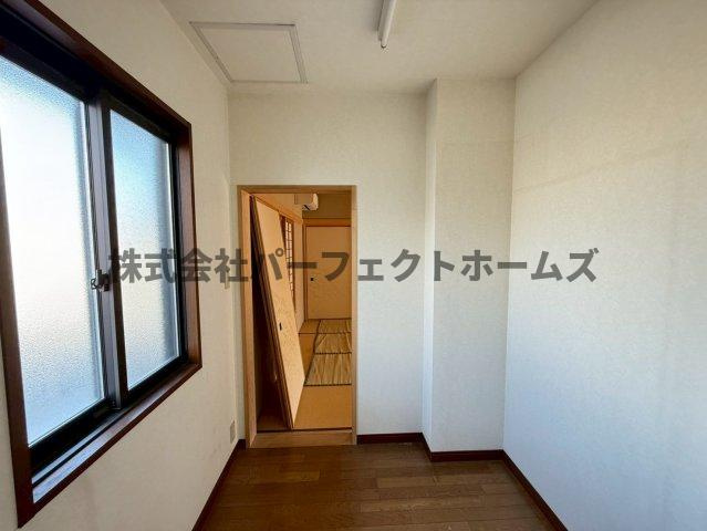 津田東町3丁目戸建　賃貸の洋室|明るい洋室です