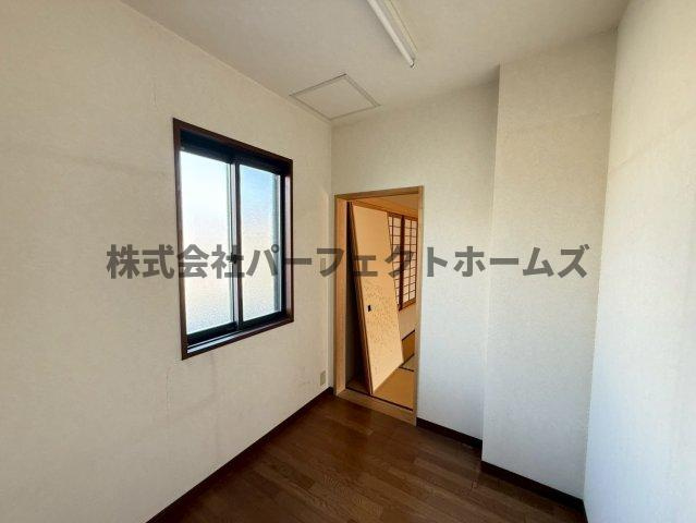 津田東町3丁目戸建　賃貸の居間・リビング|こちらの居間で趣味の時間をお楽しみください