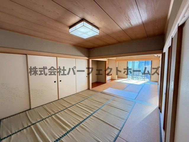 津田東町3丁目戸建　賃貸の内装|明るい色調の室内です