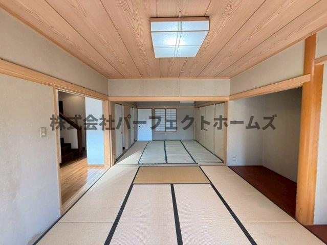 津田東町3丁目戸建　賃貸の内装|明るい色調の室内です