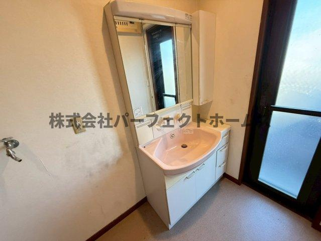 津田東町3丁目戸建　賃貸の洗面所|脱衣スペースもあります