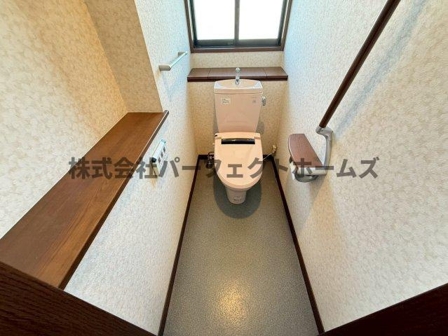 津田東町3丁目戸建　賃貸のトイレ|落ち着いたトイレです