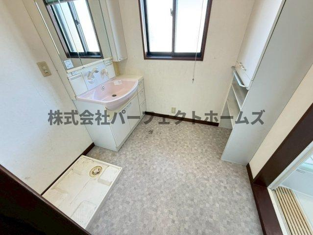 津田東町3丁目戸建　賃貸の洗面所|コンパクトで使いやすい洗面所