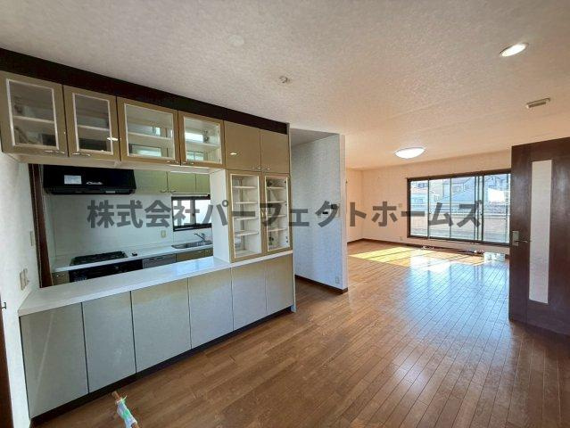 津田東町3丁目戸建　賃貸の居間・リビング|おしゃれな居間です