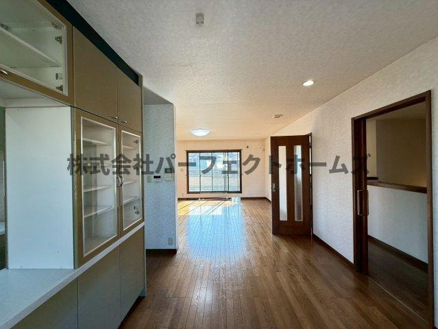 津田東町3丁目戸建　賃貸の居間・リビング|こちらのリビングで趣味の時間をお楽しみください