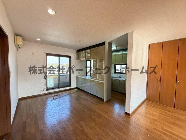 津田東町3丁目戸建　賃貸の居間・リビング|こちらのリビングで趣味の時間をお楽しみください