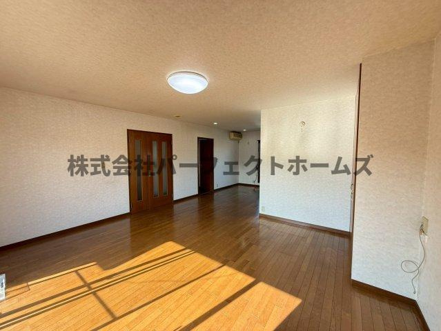 津田東町3丁目戸建　賃貸の居間・リビング|使いやすいリビングです