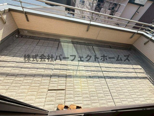 津田東町3丁目戸建　賃貸のバルコニー|外からの目が気にならないバルコニーで洗濯物が干せます