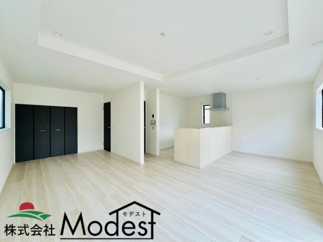 高崎市飯塚町の居間・リビング|約20帖のリビングは、広々開放的♪