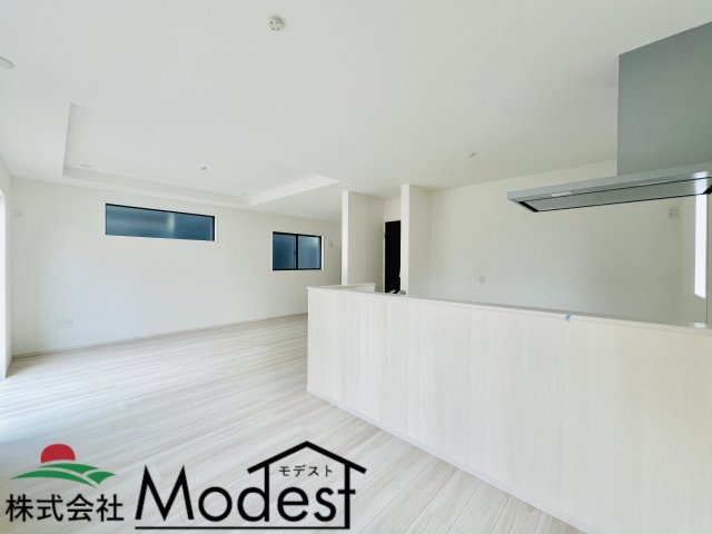 高崎市飯塚町の居間・リビング|家具の配置も考えやすく、ご家族も自然と集まるリビング♪