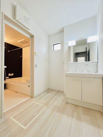 高崎市飯塚町の独立洗面台|洗濯機を設置してもゆとりのある洗面脱衣所♪