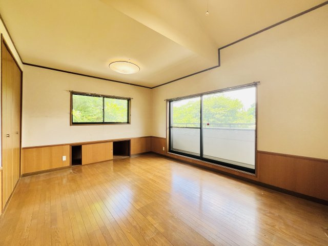 高崎市高浜町の洋室|2階の10帖洋室は、大きいベッドを設置してもゆとりのある空間♪