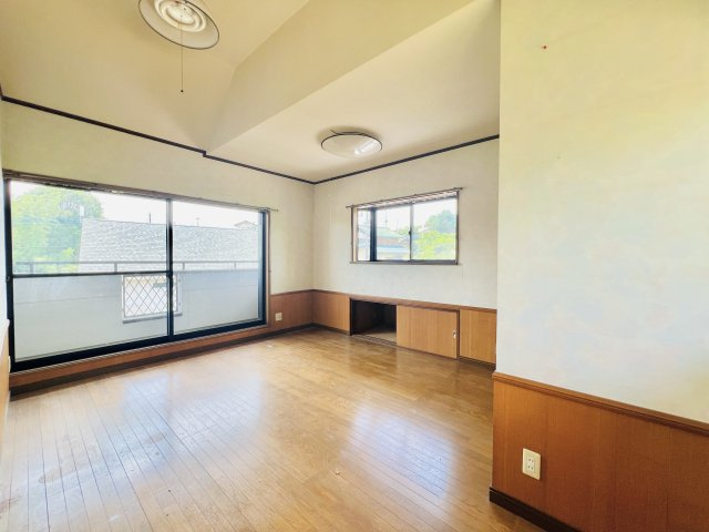 高崎市高浜町の洋室|バルコニーへも行き来できる9帖洋室♪