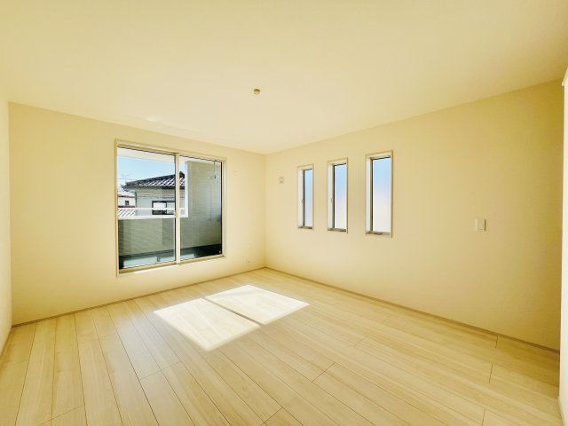 高崎片岡の洋室|収納スペースも充実で、お部屋もスッキリと片付く10帖洋室♪