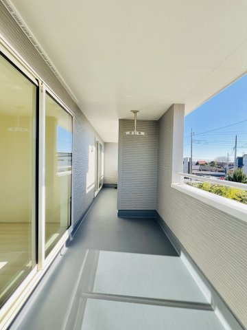 高崎片岡のバルコニー|２部屋から行き来出来る横長バルコニー♪