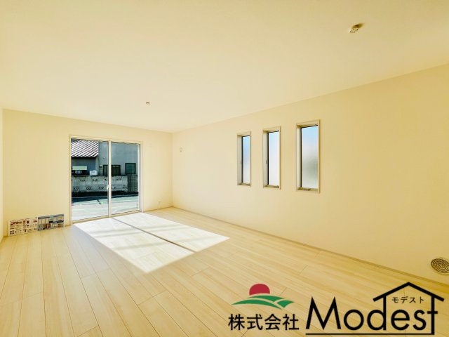 高崎片岡の居間・リビング|大きな窓のある18帖リビングは、日当たりも良好♪