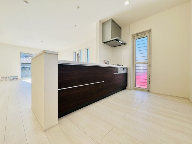 高崎片岡のキッチン|収納も充実で作業もしやすいキッチンは、ゴミ出しなどにも便利な勝手口付き◎