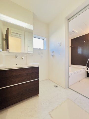 高崎片岡の独立洗面台|洗濯機や収納棚を設置してもゆとりのある洗面脱衣所♪