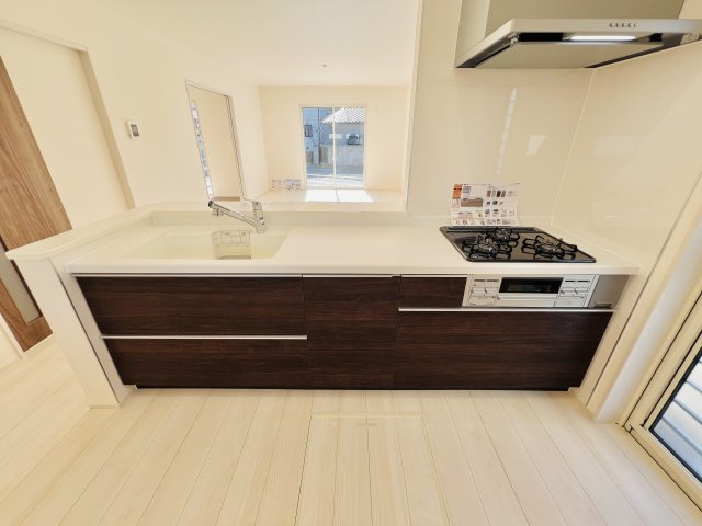 高崎片岡のキッチン|収納も充実の対面式キッチンでご家族との会話も弾みます♪