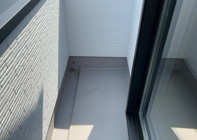 【バルコニー】 | バルコニーは、室外の専用スペースのうち、「屋根がなく開放された空間」であるものを指します。ベランダより広いタイプのものが多く、日当たりもよいため家庭菜園などを楽しみたい人にとって適した環境となります。