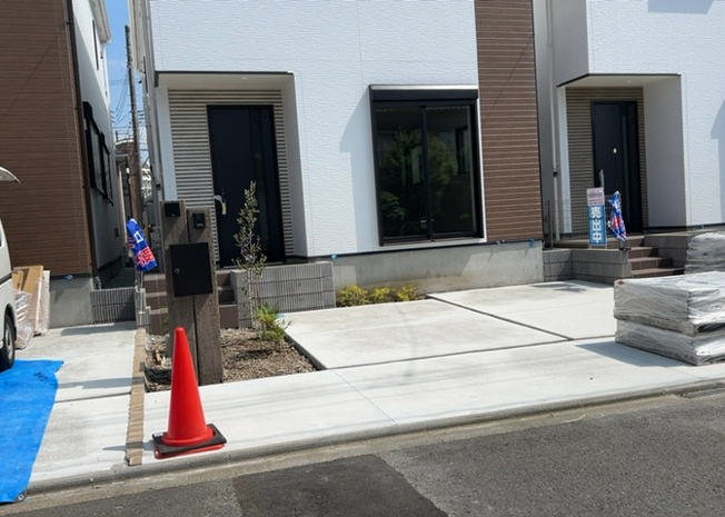 【前面道路含む現地写真】 | 住宅用の土地では前面道路に2m以上接していなければならないと法律で定められています。しかし、お持ちの車のサイズやライフスタイルなどにより、2mでは利便が悪い場合もございますので、事前に確認しましょう。