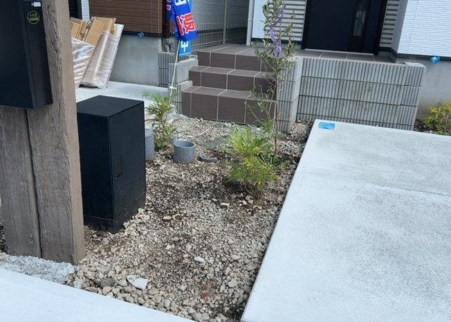 【庭】 | 庭があることでガーデニングや家庭菜園はもちろん、こどもの遊び場やペットを放して遊ぶことができます。また、家の周囲に余裕があるということです。隣地との間があれば、十分な日当たりと、風通しが確保できます。