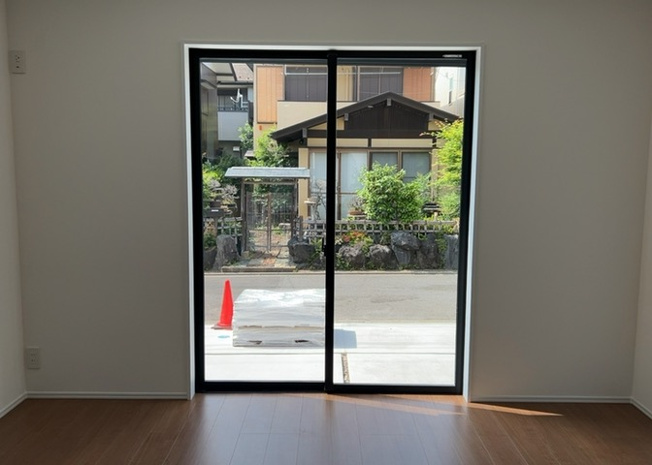 【内装】 | サッシとは、ガラス窓に使用される金属製の窓枠のことです。一般的に住宅建築では、金属製建具工事の段階で備え付けるもので、ガラス類や玄関、バスルームのスチール製のドアなどと同じタイミングで工事を行います。
