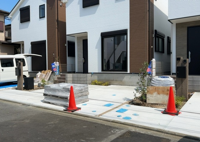 【前面道路含む現地写真】 | お持ちの車種によっては前面道路が広い方が便利でしょう。しかし、前面道路が広ければその分交通量が多くなるため、騒音などが気になる場合があります。実際に現地を見学し、周辺交通量や騒音などを確認しましょう！
