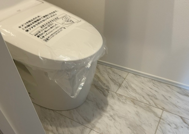 【トイレ】 | トイレは大きさや形、機能、抗菌性などが異なる多種多彩なタイプが各メーカーから出ています。それぞれに良さがあるため、事前にどういったタイプのトイレがいいのかをご家庭内で決めて、内見に行くといいでしょう。