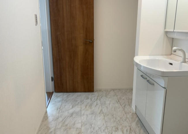 【脱衣所】 | 多くの戸建て住宅で見かける洗面脱衣所は、洗面台と洗濯機が2畳ほどのスペースに並べられていて、洗面所が脱衣所を兼ね備えている間取りが一般的です。お客様が利用することもある、パブリックな空間でもあります。