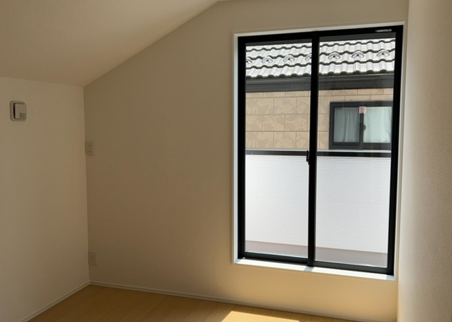 【寝室】 | 寝室でゆっくりと過ごすためにはベッド周りの適度な空間を担保することや窓の位置、照明の明るさ、寝室の広さなどを考える必要があります。自身や家族の構成とライフスタイルに併せて寝室にする部屋を選びましょう！