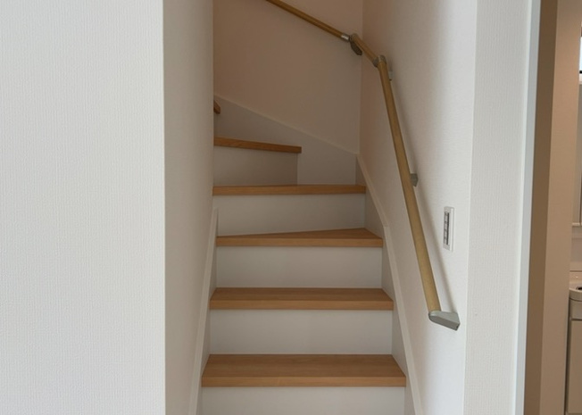 【内装】 | 建物の上下階の通路である階段は、その位置によって動線や室内の印象が大きく左右されます。手摺にも重要な役割があり、転倒の防止・歩行や動作を円滑にして日常生活を支えることを主な目的として設置されています。