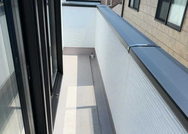 【バルコニー】 | バルコニーは、室外の専用スペースのうち、「屋根がなく開放された空間」であるものを指します。ベランダより広いタイプのものが多く、日当たりもよいため家庭菜園などを楽しみたい人にとって適した環境となります。