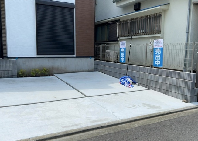 【駐車場】 | 駐車場と明記されていても、最小スペースでつくられた駐車場だと大型車は駐車できなかったり、出入りしにくくなったりする可能性があります。お車のサイズと購入したい物件の駐車場のサイズを現地で確認しましょう。