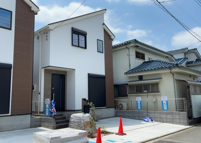 【前面道路含む現地写真】 | 住宅用の土地では前面道路に2m以上接していなければならないと法律で定められています。しかし、お持ちの車のサイズやライフスタイルなどにより、2mでは利便が悪い場合もございますので、事前に確認しましょう。