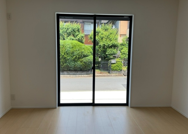 【内装】 | サッシとは、ガラス窓に使用される金属製の窓枠のことです。一般的に住宅建築では、金属製建具工事の段階で備え付けるもので、ガラス類や玄関、バスルームのスチール製のドアなどと同じタイミングで工事を行います。