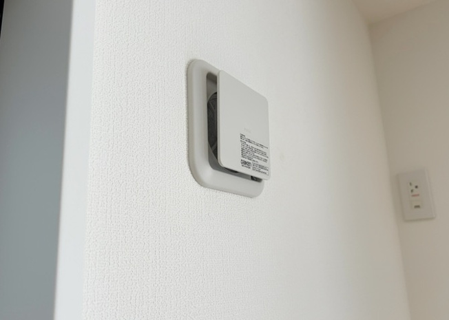 【冷暖房・空調設備】 | 1日中建物内の換気が行われるように設計された仕組みです。気密性の高い住宅は、家に籠った空気でシックハウス症候群になる可能性がありますが、24時間換気システムであれば計画的な換気で対策が可能です。