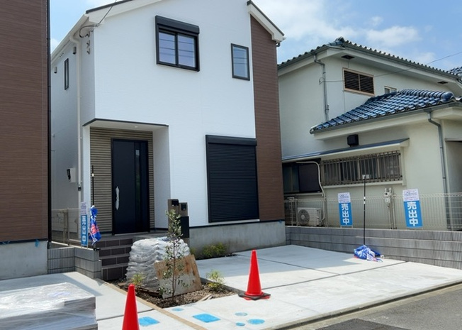 【前面道路含む現地写真】 | お持ちの車種によっては前面道路が広い方が便利でしょう。しかし、前面道路が広ければその分交通量が多くなるため、騒音などが気になる場合があります。実際に現地を見学し、周辺交通量や騒音などを確認しましょう！