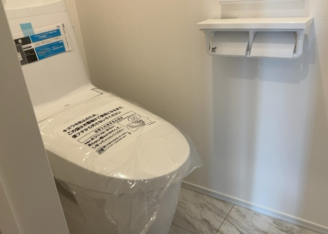 【トイレ】 | トイレは大きさや形、機能、抗菌性などが異なる多種多彩なタイプが各メーカーから出ています。それぞれに良さがあるため、事前にどういったタイプのトイレがいいのかをご家庭内で決めて、内見に行くといいでしょう。