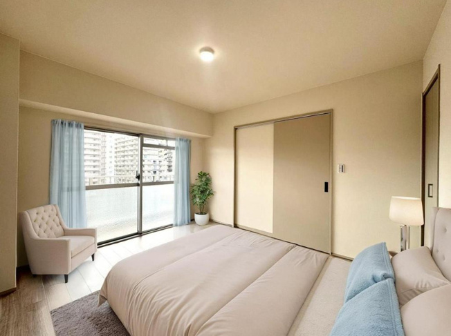 【寝室】 | ハイマート弥刀 | 【洋室7帖】バルコニーに面したお部屋です☆クローゼット完備♪（※家具はCGです。）
