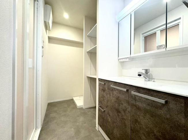 【ランドリースペース】 | ハイマート弥刀 | ゆとりある洗面室、可動式の収納棚あります♪