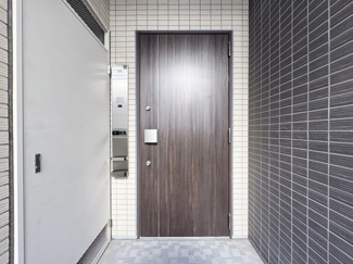 【その他共用部分】 | 皆様をお迎えする、お部屋の玄関ドア。開けやすさや開放角度、ドアノブの操作しやすさや鍵の形状などを、現地で一度ご確認ください。～即日のご見学可能～　お問合せはお気軽にどうぞ。
