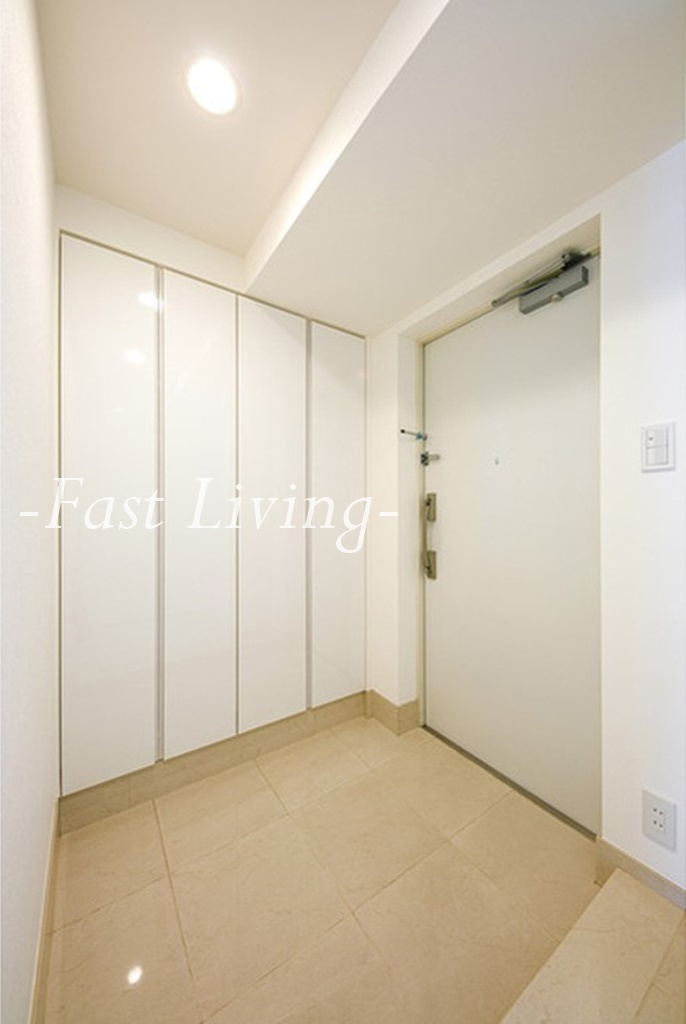 セントラルプレイス新宿御苑前の玄関